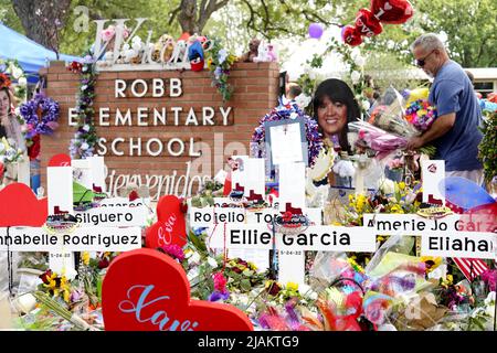 Uvalde, Stati Uniti. 30th maggio 2022. La gente piange per le vittime di una messa di tiro della scuola a Town Square a Uvalde, Texas, Stati Uniti, 30 maggio 2022. Almeno 19 bambini e due adulti sono stati uccisi in un tiro alla Robb Elementary School nella città di Uvalde, Texas, il 24 maggio. Credit: WU Xiaoling/Xinhua/Alamy Live News Foto Stock