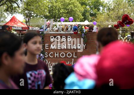 Uvalde, Stati Uniti. 30th maggio 2022. La gente piange per le vittime di una messa di tiro della scuola a Town Square a Uvalde, Texas, Stati Uniti, 30 maggio 2022. Almeno 19 bambini e due adulti sono stati uccisi in un tiro alla Robb Elementary School nella città di Uvalde, Texas, il 24 maggio. Credit: WU Xiaoling/Xinhua/Alamy Live News Foto Stock