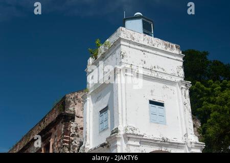 Le rovine storiche della chiesa cattolica di San Paolo e faro a Melaka Malesia in una giornata di cielo blu. Foto Stock