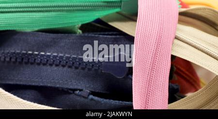 primo piano di una zip colorata Foto Stock