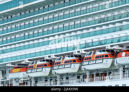 Una fila di imbarcazioni di salvataggio stivate sul lato di una nave da crociera. Foto Stock