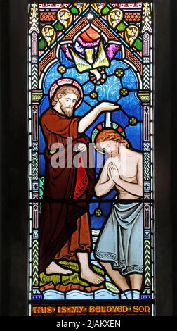 Una vetrata di Frederick Preedy raffigurante il Battesimo di Cristo, la Chiesa della Santissima Trinità, Arrow, Warwickshire Foto Stock