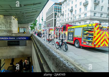 Londra, Regno Unito. 31st maggio 2022. I motori antincendio aspettano fuori - London Fire Brigade, la polizia e il servizio ambulanza, tra cui Air Ambulance assistere a un incidente alla stazione della metropolitana di Green Park. Si è riferito che c'era una persona sotto un treno, ma l'ambulanza aerea non era necessaria e i servizi di mergenza sono partiti subito dopo. Credit: Guy Bell/Alamy Live News Foto Stock