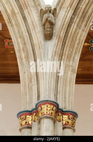 Hull, East Yorkshire, Regno Unito. 21 maggio 2022 un primo intaglio in pietra di un angelo che suona musica, alto su colonne ad arco con ornamenti dorati qui sotto Foto Stock
