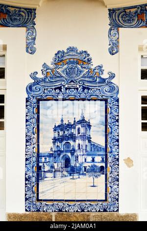 Dettaglio di un pannello di piastrelle azulejos che mostra una chiesa sulla facciata della vecchia stazione ferroviaria di Aveiro, Portogallo Foto Stock