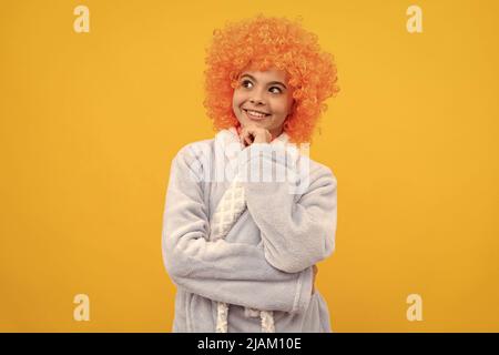 buongiorno. felicità infantile. compleanno o pajama party. ragazzo divertente in clown curly wig. Foto Stock