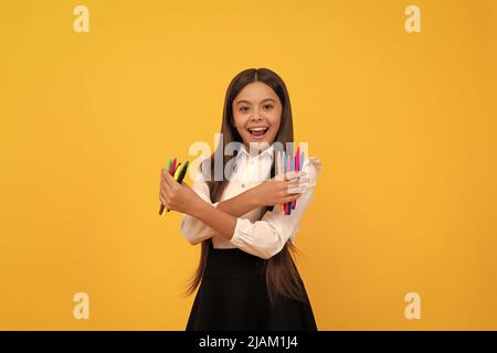 Creatività attraverso l'istruzione. Felice bambino tenere feltro-suggerimenti. Sviluppare la creatività. Educazione artistica Foto Stock