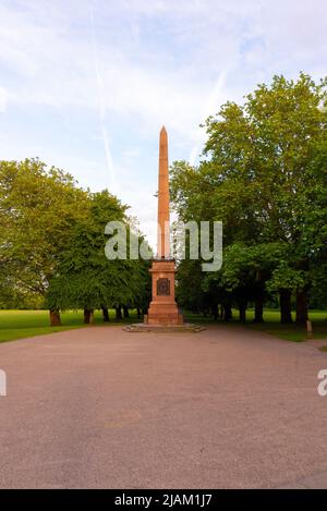 L'obelisco commemorativo di Samuel Smith a Sefton Park, Liverpool, Regno Unito, con un caldo bagliore dal sole del tardo pomeriggio. Foto Stock