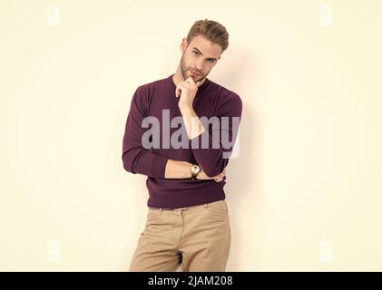 Model model posa in casual uomo indossare la barba non rasata toccare isolato su bianco, alla moda Foto Stock