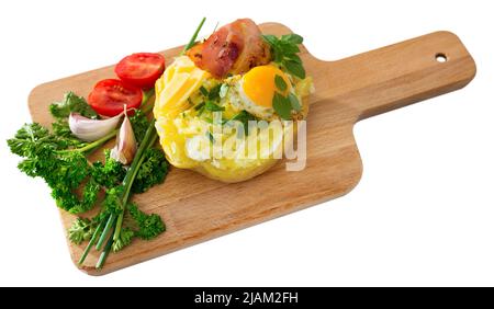 Patate al forno farcite con erbe, uova, pancetta Foto Stock