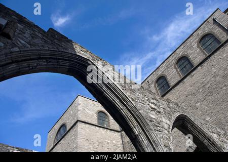 Archi gotici esposti in una sezione disutilizzata della chiesa di Sant'Audeon, a Dublino con la moderna chiesa cattolica alle spalle. Uno dei più vecchi cour. Esistenti Foto Stock