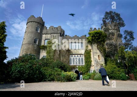 Malahide Castle è una struttura normanna nella contea nord di Dublino, Irlanda. Et su 250 ettari di parco nella graziosa cittadina balneare di Malahide. Foto Stock
