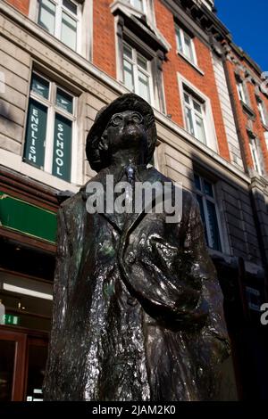 Statua del romanziere James Joyce sulla North Earl Street di Dublino dello scultore Marjorie Fitzgibbon. Foto Stock