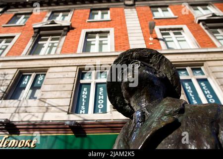 Statua del romanziere James Joyce sulla North Earl Street di Dublino dello scultore Marjorie Fitzgibbon. Foto Stock