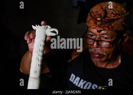 Cileunyi, Indonesia. 31st maggio 2022. Idin mostra artigianato di samurai tipo spade da ossa di mucca in Cileunyi. Artigianato di tubi di sigaretta, bastoni di comando ed altri impiallacciature di ossa di mucca sono stati venduti a varie regioni dell'Indonesia come Jakarta, Surabaya, solo, Banten, Bogor, E Bali. Il prezzo di questo mestiere è venduto nella gamma di prezzi di decine di migliaia a centinaia di migliaia di rupia. Attualmente, gli artigiani delle ossa di mucca continuano a diminuire a causa della pandemia del Covid-19. Credit: SOPA Images Limited/Alamy Live News Foto Stock