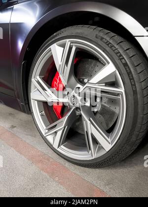 Sankt-Petersburg, Russia, 7 maggio 2022 : Audi RS 6 Avant dettagli esterni. Pneumatico e cerchio in lega. Freni carbo-ceramici. Dettagli esterni dell'auto Foto Stock