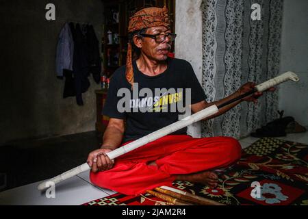 Cileunyi, Indonesia. 31st maggio 2022. Idin mostra artigianato di samurai tipo spade da ossa di mucca in Cileunyi. Artigianato di tubi di sigaretta, bastoni di comando ed altri impiallacciature di ossa di mucca sono stati venduti a varie regioni dell'Indonesia come Jakarta, Surabaya, solo, Banten, Bogor, E Bali. Il prezzo di questo mestiere è venduto nella gamma di prezzi di decine di migliaia a centinaia di migliaia di rupia. Attualmente, gli artigiani delle ossa di mucca continuano a diminuire a causa della pandemia del Covid-19. Credit: SOPA Images Limited/Alamy Live News Foto Stock