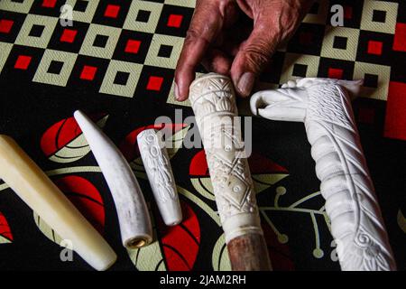 Cileunyi, Indonesia. 31st maggio 2022. Idin mostra artigianato di vari tipi da ossa di mucca in Cileunyi. Artigianato di tubi di sigaretta, bastoni di comando ed altri impiallacciature di ossa di mucca sono stati venduti a varie regioni dell'Indonesia come Jakarta, Surabaya, solo, Banten, Bogor, E Bali. Il prezzo di questo mestiere è venduto nella gamma di prezzi di decine di migliaia a centinaia di migliaia di rupia. Attualmente, gli artigiani delle ossa di mucca continuano a diminuire a causa della pandemia del Covid-19. Credit: SOPA Images Limited/Alamy Live News Foto Stock