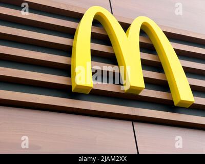 Sankt-Petersburg, Russia, 15 maggio 2022: Cartello o logo McDonald's. McDonald's è la più grande catena al mondo di ristoranti fast food con hamburger Foto Stock