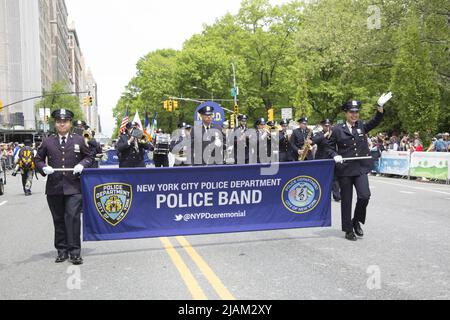 Prima parata del Japan Day a Central Park West a Manhattan il 15 maggio 2022 a New York City. NYPD Police Band orgogliosamente marciare e giocare nella sfilata. Foto Stock