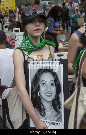 Le folle di Union Square a New York parlano alla Corte Suprema di non rovesci la decisione Roe contro Wade secondo cui la Costituzione degli Stati Uniti protegge la libertà di una donna incinta di scegliere di avere un aborto senza eccessive restrizioni governative. Foto Stock