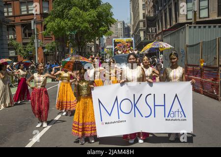 La New York City Dance Parade si snoda lungo Broadway a New York City. Moksha Arts, gruppo di danza indiana. Foto Stock