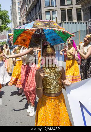 La New York City Dance Parade si snoda lungo Broadway a New York City. Moksha Arts, gruppo di danza indiana. Foto Stock