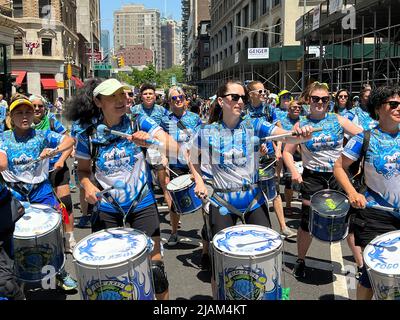 Fogo Azul Womens Drumline Samba Band conduce la New York City Dance Parade Down Broadway a New York City. Foto Stock