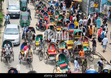 Dhaka, Bangladesh. 31st maggio 2022. I pullers del rickshaw hanno visto aspettare i clienti sulle strade di Dhaka. Credit: SOPA Images Limited/Alamy Live News Foto Stock