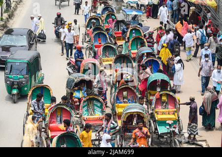 Dhaka, Bangladesh. 31st maggio 2022. I pullers del rickshaw hanno visto aspettare i clienti sulle strade di Dhaka. Credit: SOPA Images Limited/Alamy Live News Foto Stock