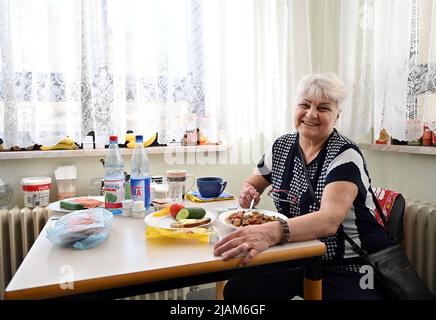 Jena, Germania. 31st maggio 2022. Svetlana di Kiev in Ucraina siede in una stanza dell'ex clinica femminile. All'inizio dell'anno, Friedrich Schiller University Jena ha preso il controllo dell'ex clinica femminile dall'ospedale universitario. Insieme alla città di Jena, l'università ha convertito l'edificio in alloggio per i rifugiati dall'Ucraina prima che venga successivamente utilizzato per la scienza. Credit: Martin Schutt/dpa/Alamy Live News Foto Stock