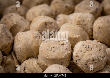 Un'abbondanza di palle di sueto per un alimentatore dell'uccello Foto Stock