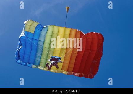 parapendio multicolore in volo, vista dal basso Foto Stock