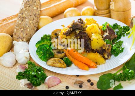 Manzo stufato con patate, champignons, carote, broccoli Foto Stock