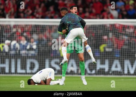 Parigi, Francia. 28th maggio 2022. Thibaut Courtois e Mariano del Real Madrid celebrano la vittoria a tempo pieno durante la partita finale della UEFA Champions League tra il Liverpool FC e il Real Madrid disputata allo Stade de France il 28 maggio 2022 a Parigi, Francia. (Foto di Magma) Credit: PRESSINPHOTO AGENZIA SPORTIVA/Alamy Live News Foto Stock