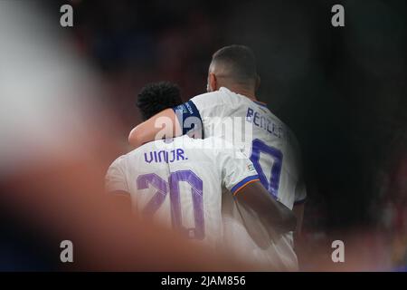 Parigi, Francia. 28th maggio 2022. Vinicius Jr del Real Madrid festeggia con il suo compagno di squadra Karim Benzema dopo aver segnato il 0-1 durante la partita finale della UEFA Champions League tra Liverpool FC e Real Madrid disputata allo Stade de France il 28 maggio 2022 a Parigi, Francia. (Foto di Magma) Credit: PRESSINPHOTO AGENZIA SPORTIVA/Alamy Live News Foto Stock