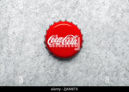 Vista dall'alto del chiuso cappuccio in metallo Coca Cola isolato su sfondo grigio Foto Stock