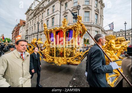 Londra, Regno Unito. 31st maggio 2022. La Sovereign's Escort circonda l'allenatore di Stato, passando il Parlamento e fino a Whitehall - un'ultima, alba, prova per la parte militare del Platinum Jubilee Pageant (PJP) che si trova alla domenica 5 giugno. La sfilata, progettata dalla privata «Pageant Company», è composta da una serie di «atti», di cui il contingente militare è il primo, seguito da una grande processione civile. Preparazione per la celebrazione del Giubileo del platino di HM la Regina Elisabetta. Credit: Guy Bell/Alamy Live News Foto Stock