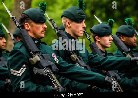 Londra, Regno Unito. 31st maggio 2022. I Fucili che scendono dal Mall - un'ultima prova, all'alba, per la parte militare del Pageant del Giubileo del platino (PJP) che si trova alla domenica 5 giugno. La parata, progettata dalla società privata Pageant, è composta da una serie di atti, di cui il contingente militare è il primo, seguito da una grande processione civile. Preparazione per la celebrazione del Giubileo del platino di HM la Regina Elisabetta. Credit: Guy Bell/Alamy Live News Foto Stock