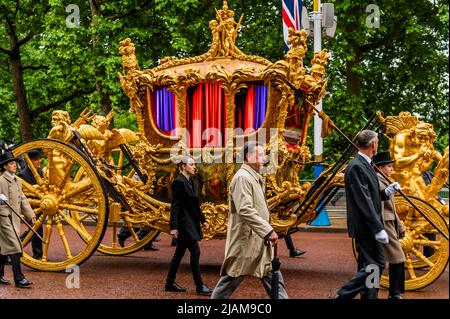 Londra, Regno Unito. 31st maggio 2022. L'Escort del Sovrano (dalla Cavalleria della famiglia) circonda la vettura di Stato, assaggiando giù il Mall - Un'ultima, alba, prova per la parte militare del Pageant del giubileo del platino (PJP) che è sulla domenica 5 giugno la parata, Progettato dalla società privata «Pageant Company» è composto da una serie di «atti», di cui il contingente militare è il primo, seguiti da una grande processione civile. Preparazione per la celebrazione del Giubileo del platino di HM la Regina Elisabetta. Credit: Guy Bell/Alamy Live News Foto Stock