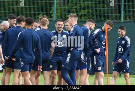 Oriam Sports Centre Edinburgh.Scotland.UK. 31st maggio 22 Scozia Training Session for FIFA WCQ .Play -Off semi-Final Match vs Ucraina Scozia John McGinn in un umore sicuro durante l'allenamento. Credit: eric mccowat/Alamy Live News Foto Stock