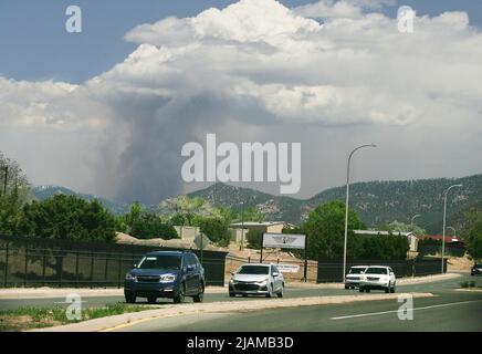 Il fumo dal Calf Canyon/Hermits Peak incendi boschivi incombe su Santa Fe, New Mexico il 15 maggio 2022. Mentre il fuoco, il più grande della nazione, continua a crescere il loro non è pericolo di raggiungere la città. Il 6 aprile 2022 il fuoco della foresta di Hermits Peak ha fatto la sua prima parte dopo che si sono sparati più punti da un progetto di fuoco perscribed. Il 22 aprile il fuoco di Hermits Peak si è fuso con il fuoco di Calf Canyon che ha avuto inizio il 19 aprile. I due incendi sono ora trattati come uno e hanno bruciato 288.942 acri a partire dal maggio 15. È il più grande incendio che brucia attualmente negli Stati Uniti. (Foto di Steve Clevenger/Sipa Foto Stock