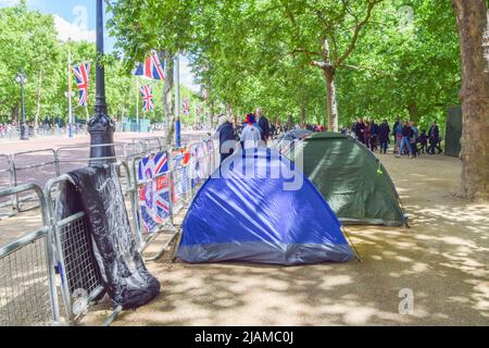 Londra, Regno Unito. 31st maggio 2022. I superfani reali hanno allestito un campo sul Mall vicino a Buckingham Palace in vista del weekend del Platinum Jubilee che segna il 70th° anniversario dell'adesione della Regina al trono. Credit: Vuk Valcic/Alamy Live News Foto Stock