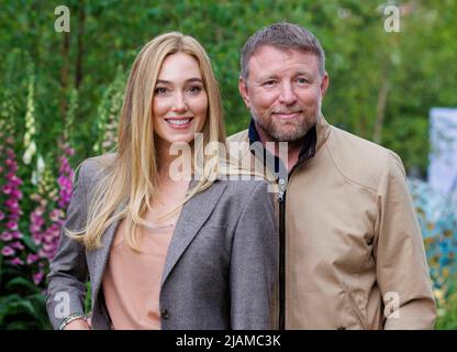 Regista, produttore, sceneggiatore e uomo d'affari, Guy Ritchie con sua moglie, Jacqui Ainsley, un modello. Foto Stock