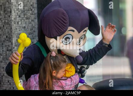 Costume di Topolino a Southport, Merseyside. Meteo Regno Unito. 31 maggio 2022. Negozi, negozi, shopping con un inizio di giornata soleggiato nella località costiera nord-occidentale. Si prevede che le temperature aumenteranno con la prospettiva di un fine settimana di festa giubilare luminoso fine settimana di festa. Credit; MediaWorldImages/AlamyLiveNews Foto Stock