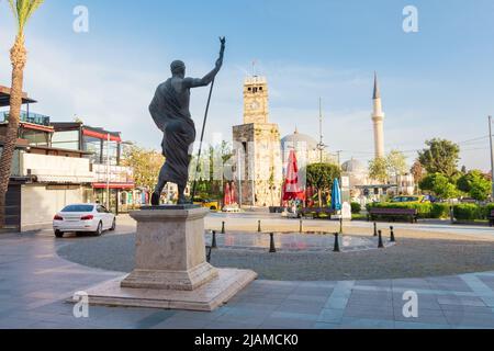 Il centro di Antalya e phaeton contro la torre dell'orologio Foto Stock