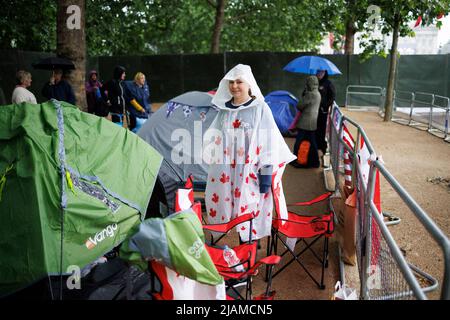 Londra, Regno Unito. 31st maggio 2022. Un entusiasta reale canadese si è accampato sul Mall, di fronte a Buckingham Palace nel centro di Londra, davanti al Giubileo del platino della Regina che si svolge questa settimana. Photo credit: Ben Cawthra/Sipa USA **NO UK SALES** Credit: Sipa USA/Alamy Live News Foto Stock