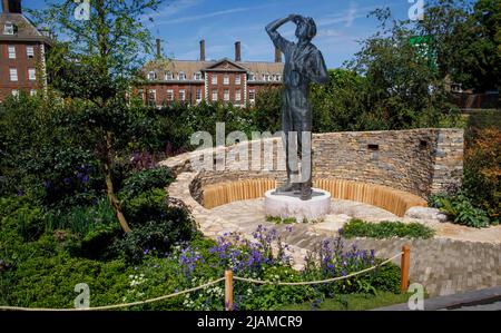 Il giardino benevolo del fondo della RAF. Un giovane pilota guarda verso il cielo, walting per tornare al suo Spitfire durante la Battaglia di Gran Bretagna, un giardino di designer. Foto Stock