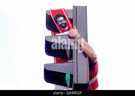 Parigi, Francia. 28th maggio 2022. Mohamed Salah sciarpa in Place de la Nation a Parigi durante la partita finale della UEFA Champions League tra Liverpool FC e Real Madrid disputata allo Stade de France il 28 maggio 2022 a Parigi, Francia. (Foto di Magma/PRESSINPHOTO) Credit: PRESSINPHOTO SPORTS AGENCY/Alamy Live News Foto Stock