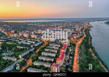 Galati, ROMANIA - 26 maggio 2022: Vista aerea della città di Galati, Romania. Luci notturne della città dopo il tramonto all'ora blu Foto Stock